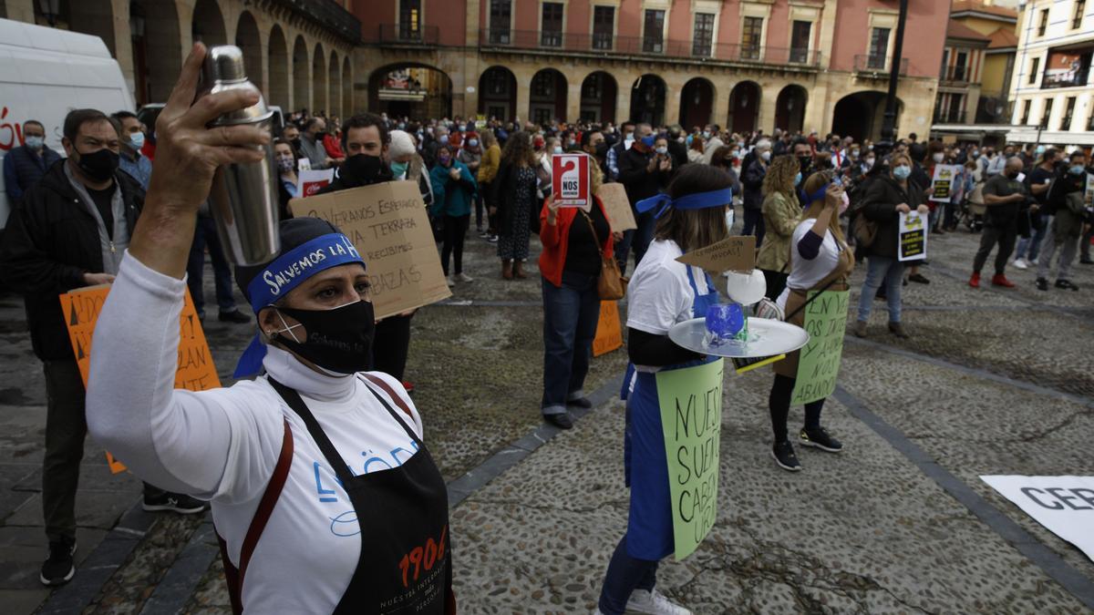 Hosteleros gijoneses durante una de sus protestas en la plaza Mayor.