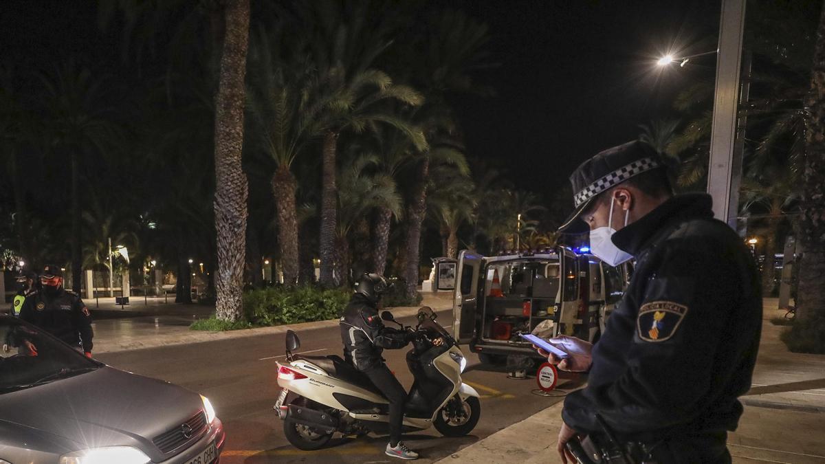 Un agente de la Policía Local de Elche