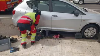 Rescatan a una persona que se cayó de su silla de ruedas y acabó debajo de un coche en Lanzarote