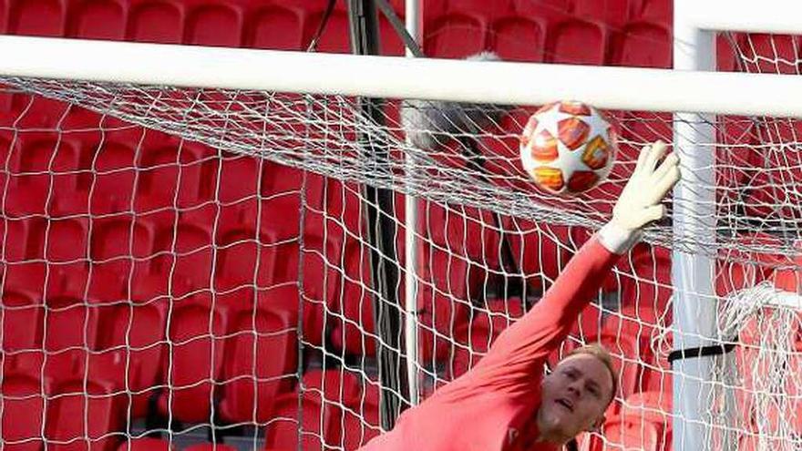 Ter Stegen, en el entrenamiento de ayer del Barcelona en Old Trafford.