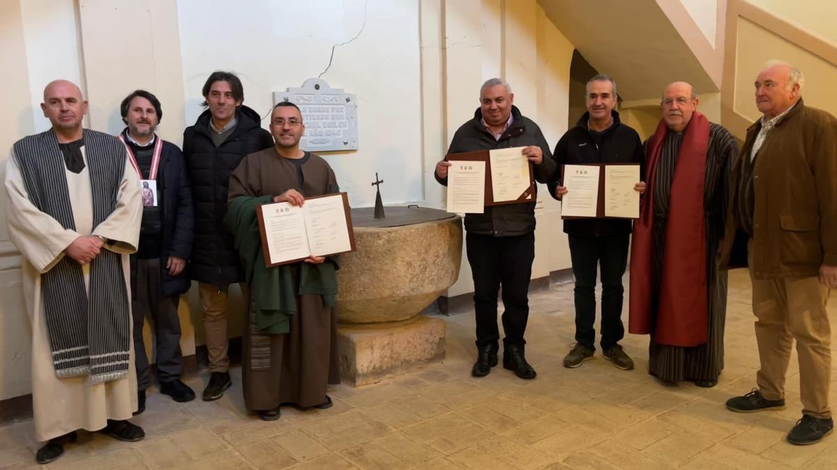 La declaración de intenciones se firmó junto a la pila en la que Sant Pasqual fue bautizado, en Torrehermosa.