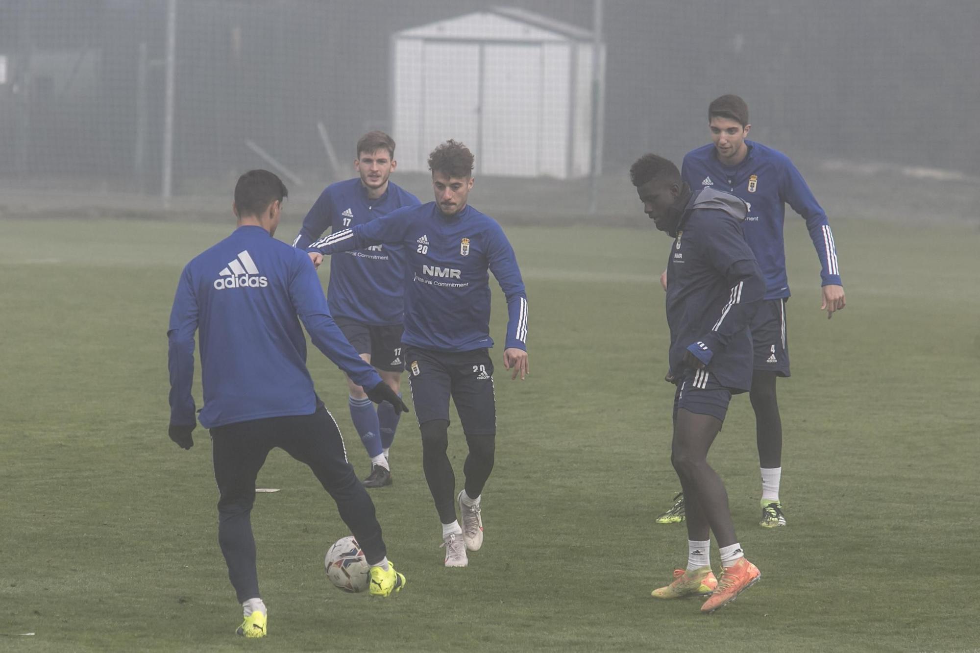 El entrenamiento del Oviedo en mitad de la niebla