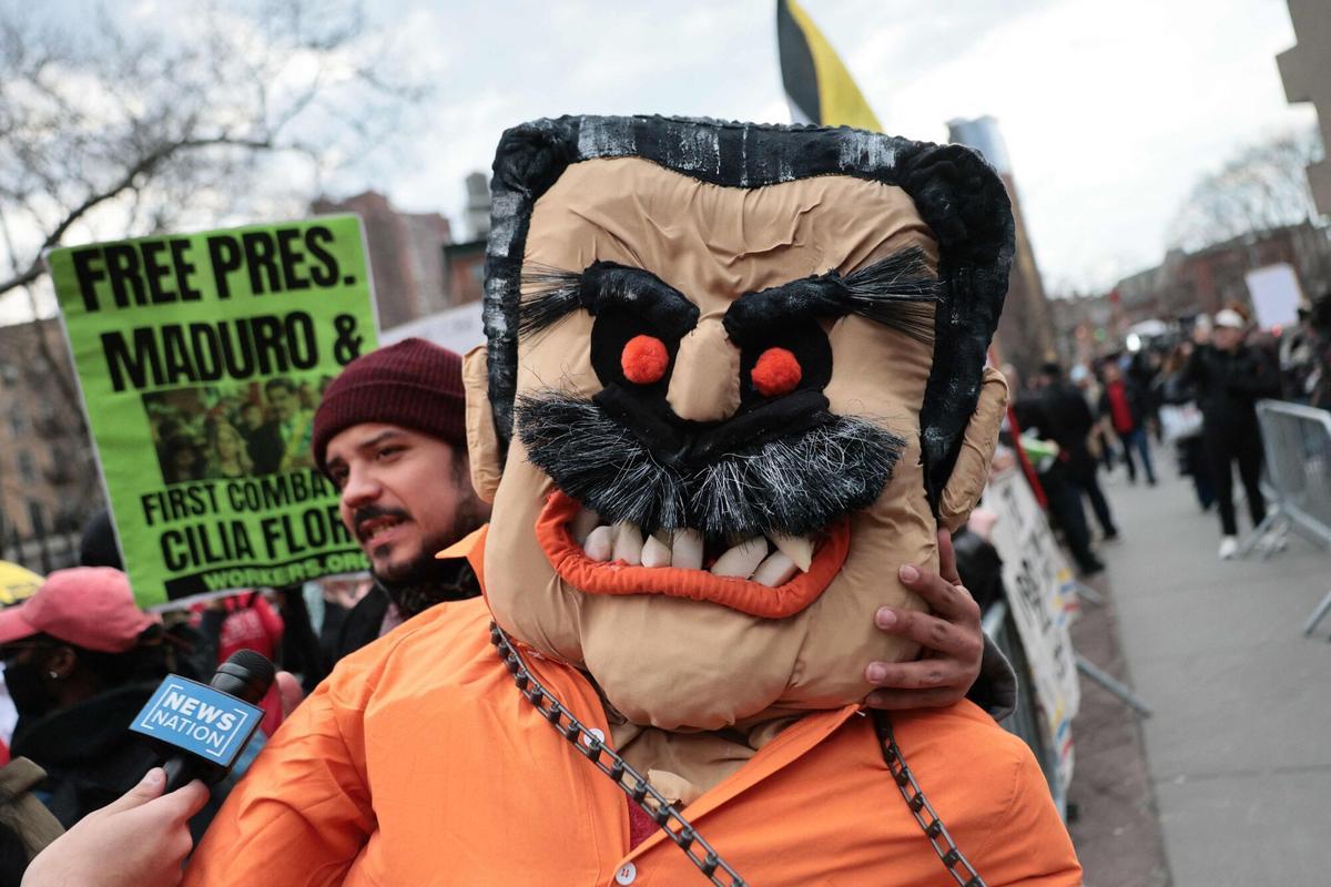 Manifestantes a favor y en contra de Maduro frente al tribunal donde comparece el presidente venezolano, este miércoles en Nueva York.