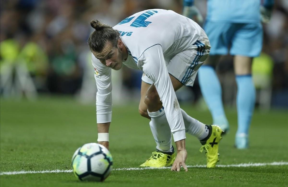 undefined39832715 real madrid s gareth bale looks at the ball during a spanish170828175535