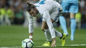 Garet Bale mira el balón durante el partido contra el Valencia.