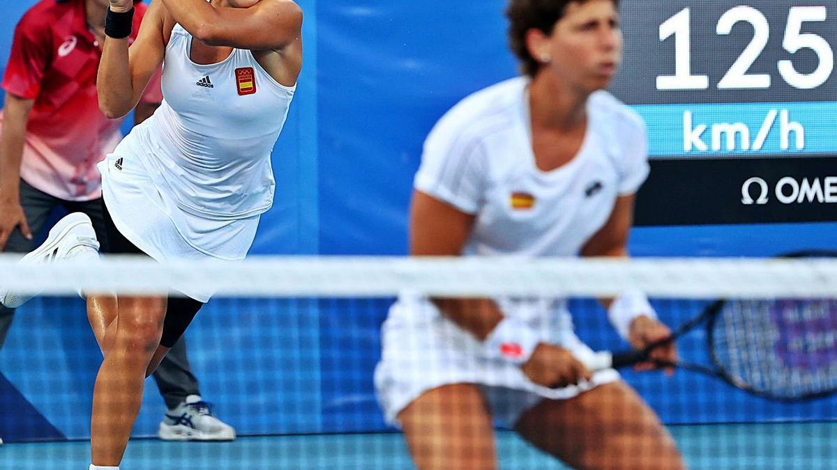 Muguruza y Carla Suárez,
durante su partido.  | // EFE