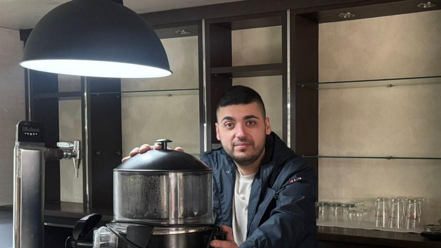 Marcos Méndez, del grupo Garabulla, en la barra de la cafetería Minicentral, que reabre mañana.