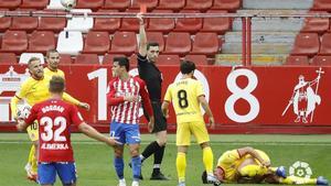 El árbitro expulsa a Gaspar Campos, jugador del Sporting, este sábado en Gijón.