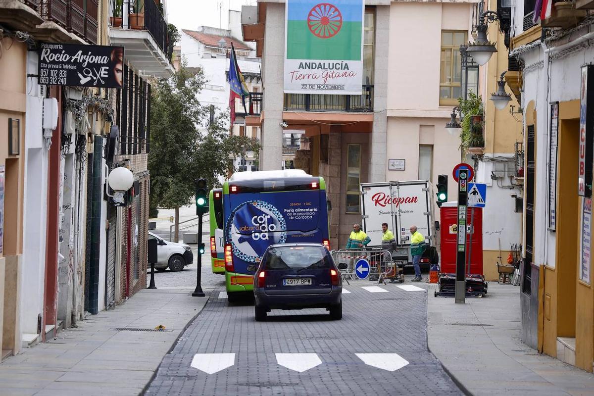 Un autobús de Aucorsa circula por la calle Alfaros.