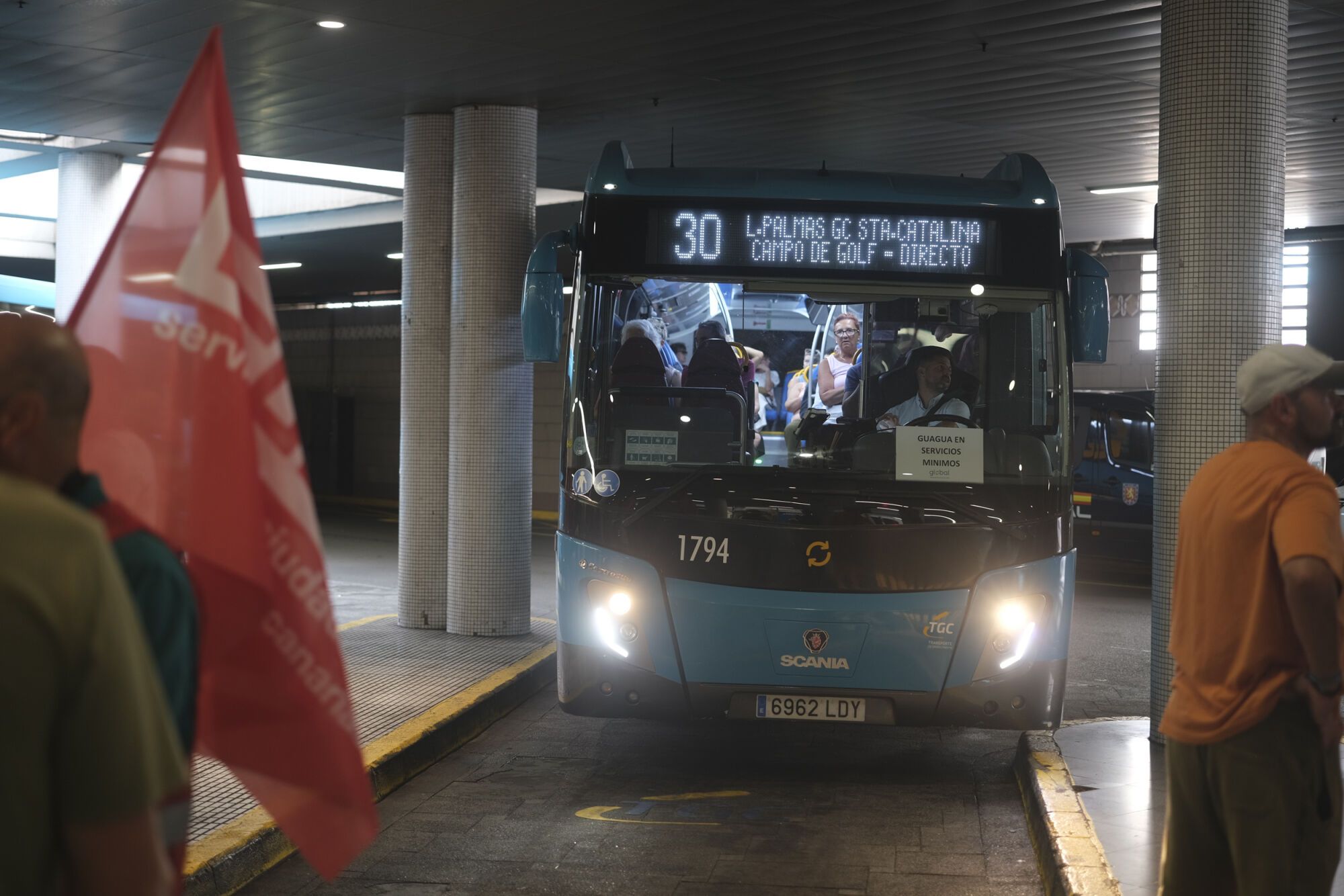 Primera jornada de huelga de los guagüeros del transporte interurbano en Gran Canaria