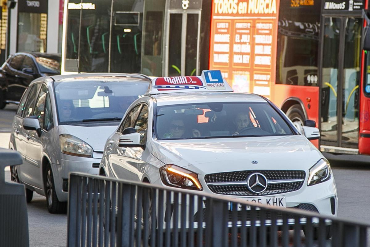 Un coche de autoescuela circulando por Murcia el pasado viernes.