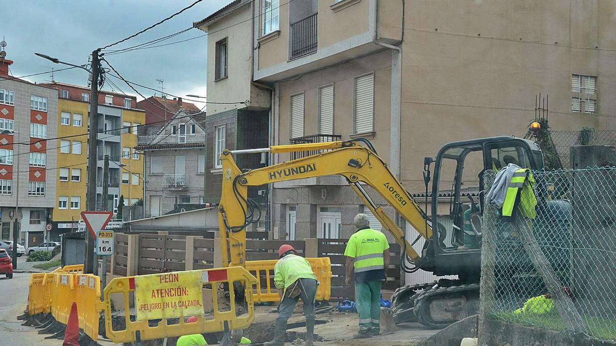 Trabajadores de la construcción, durante las obras en una carretera. |   // G. NÚÑEZ