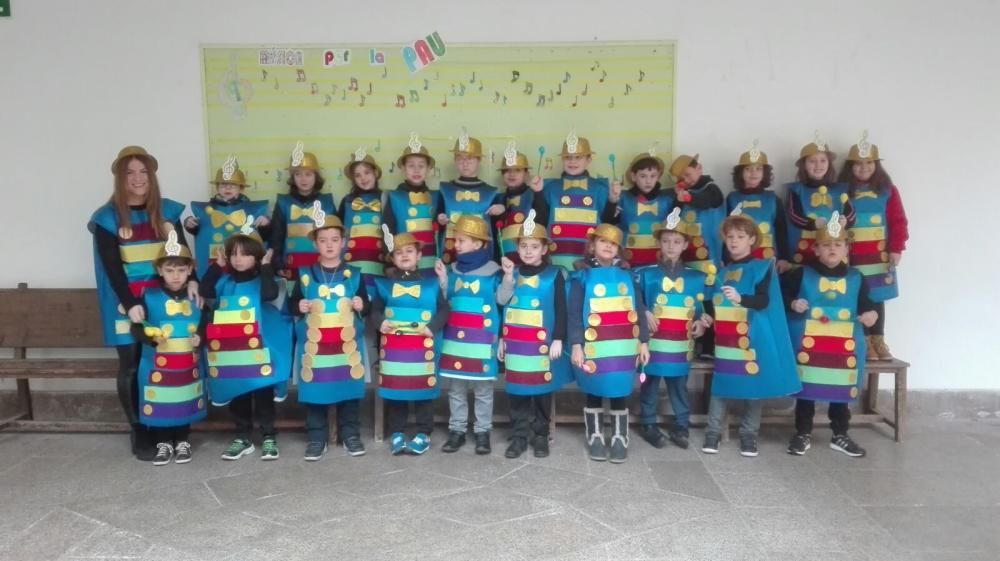 El colegio Sant Pere se inspira en sus 50 años para celebrar el carnaval