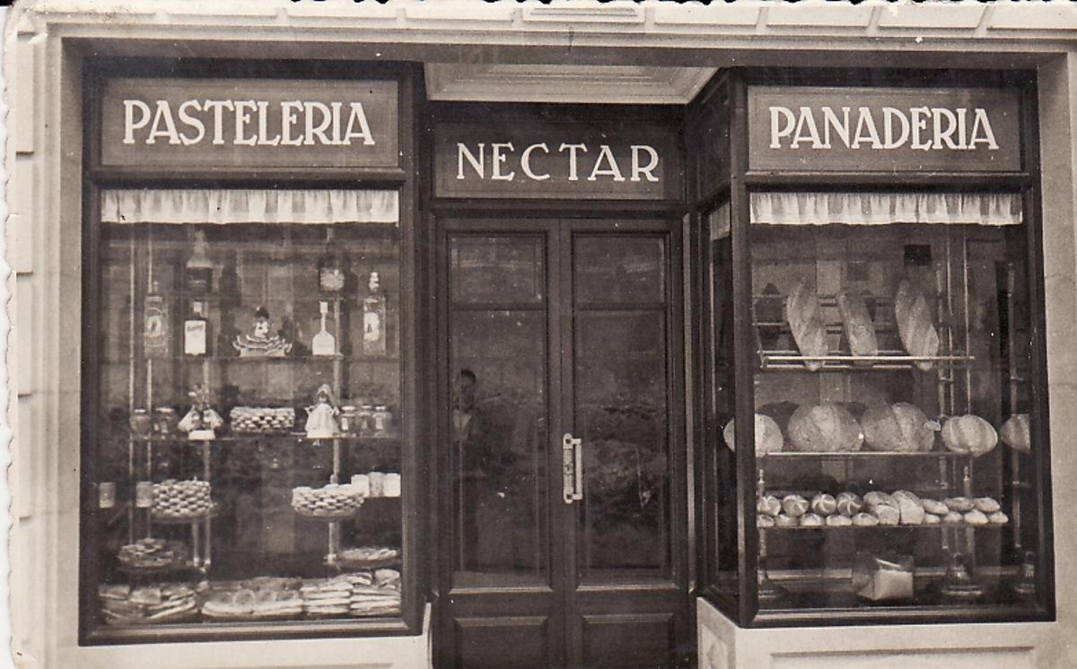 Façana de la fleca i pastisseria Nèctar en una fotografia antiga.