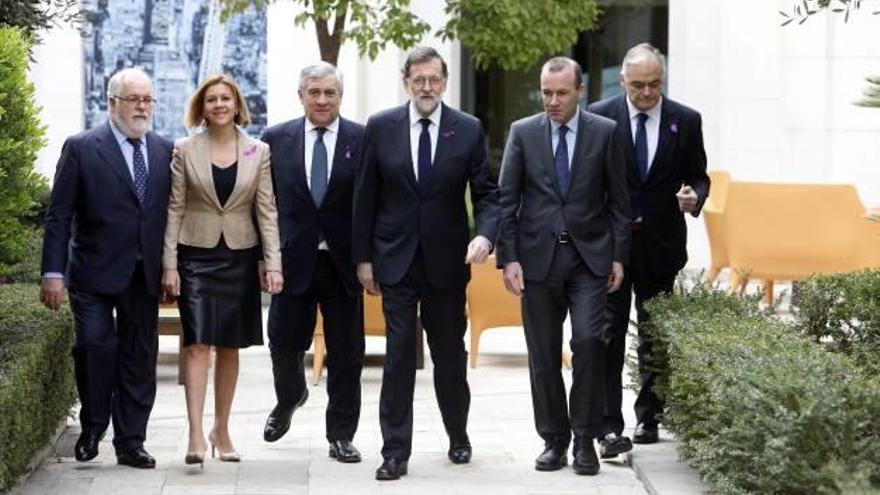 Arias Cañete, De Cospedal, Tajani, Rajoy, Weber y González Pons, en el hotel de València donde el PPE celebra su encuentro.