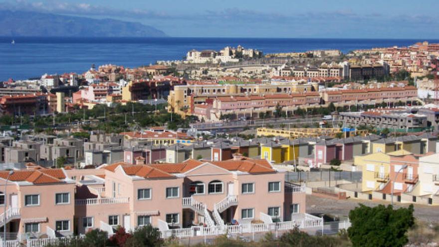 Panorámica de Costa Adeje. El municipio sureño es el que tiene más oferta de viviendas vacacionales de todo el Archipiélago.