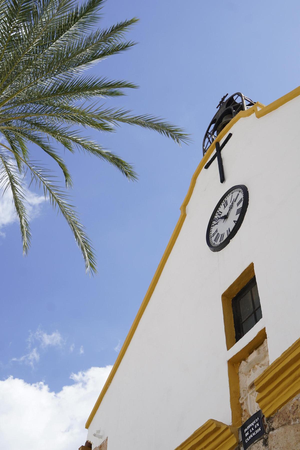 El reloj de la fachada principal de la iglesia fue realizado por el mismo autor del reloj de la Puerta de Sol de Madrid