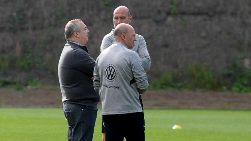 Miguel Ángel Ramírez, presidente de la UD, Pepe Mel, técnico y Roberto Ríos, ayudante, ayer en Barranco Seco.