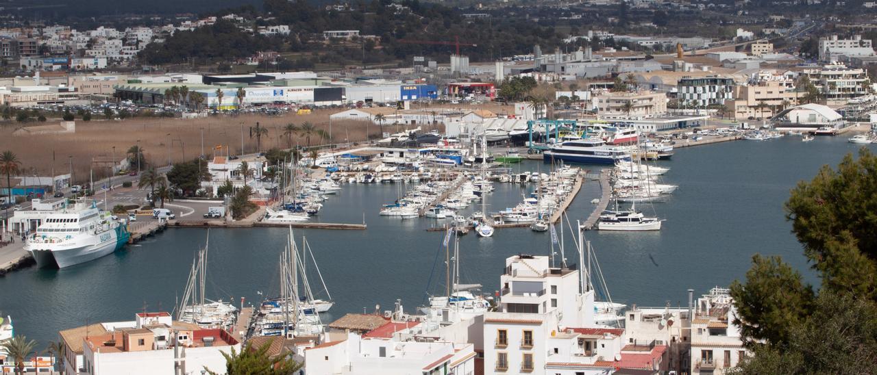 Vista de la zona del puerto de la estación marítima de Formentera, el Club Náutico y el muelle pesquero.