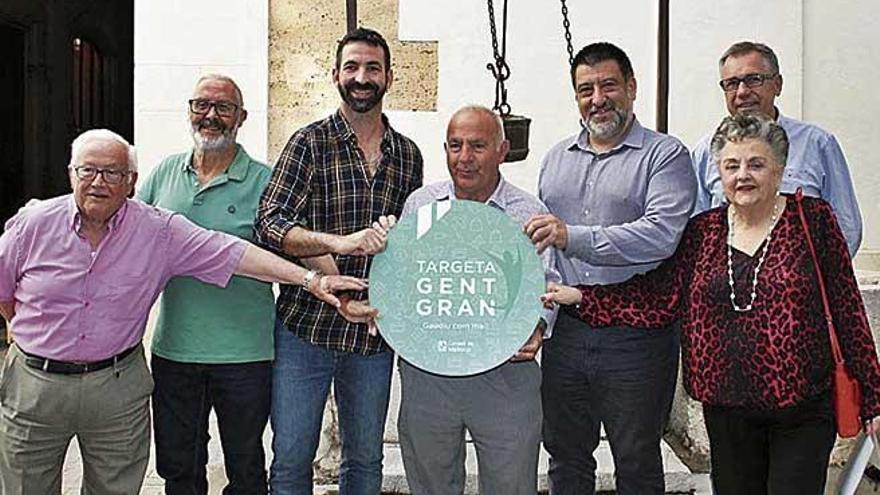 Javier Ramos, Toni Ballador y JesÃºs Jurado posan ayer en el acto de presentaciÃ³n de la Tarjeta Gent Gran.
