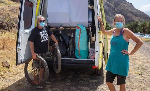 Caravanistas instalados en la zona de aparcamiento de la playa de Las Teresitas