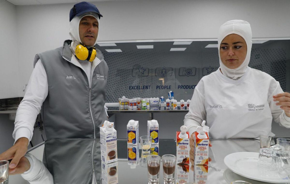 Juan López e Isabel García, en la sala de catas, con varios suplementos alimenticios fabricados en Sevares. | MARA VILLAMUZA