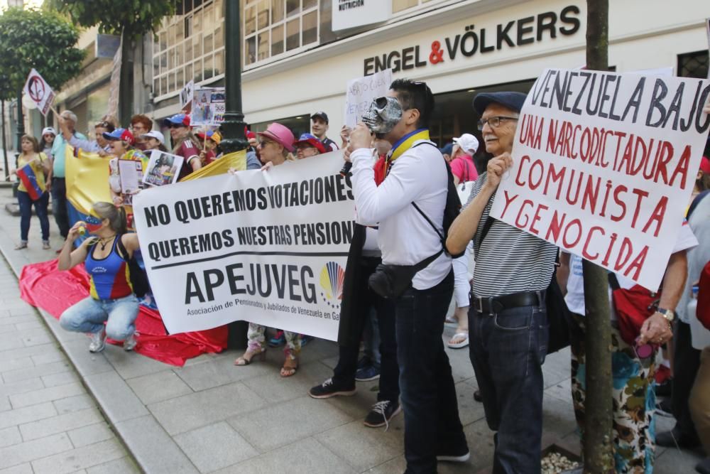 "Venezuela está luchando por su libertad" ha sido una de las consignas que se han leído esta mañana por los pensionistas venezolanos en Vigo.