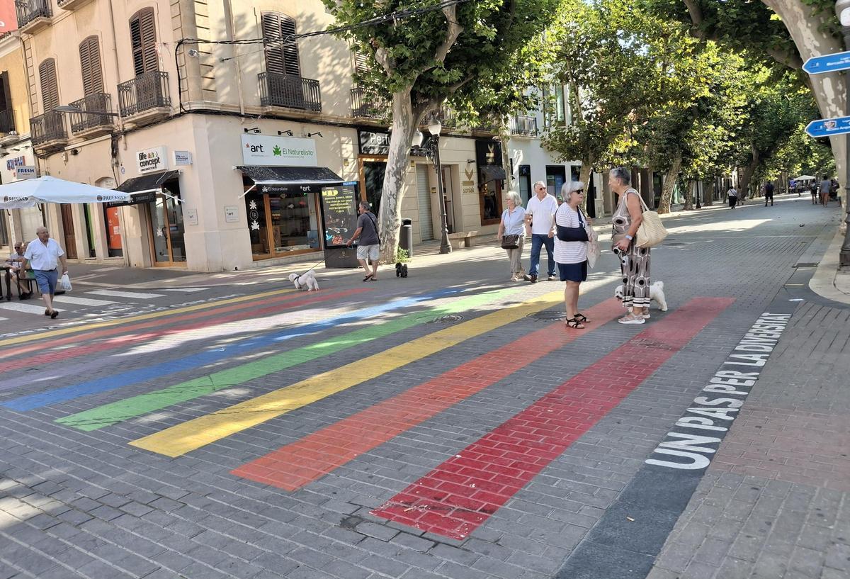 El paso de peatones que reivindica la diversidad lo aprovechó el policía homófobo para insultar e intentar amedrentar al concejal