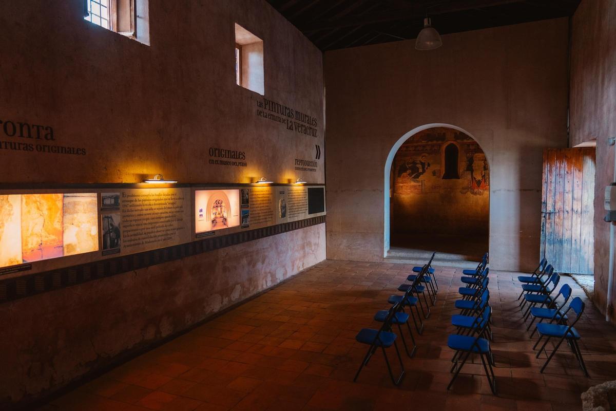 Interior de la ermita de Maderuelo, en Segovia; al fondo la recreación de la pintura original llevada a cabo en 2011.