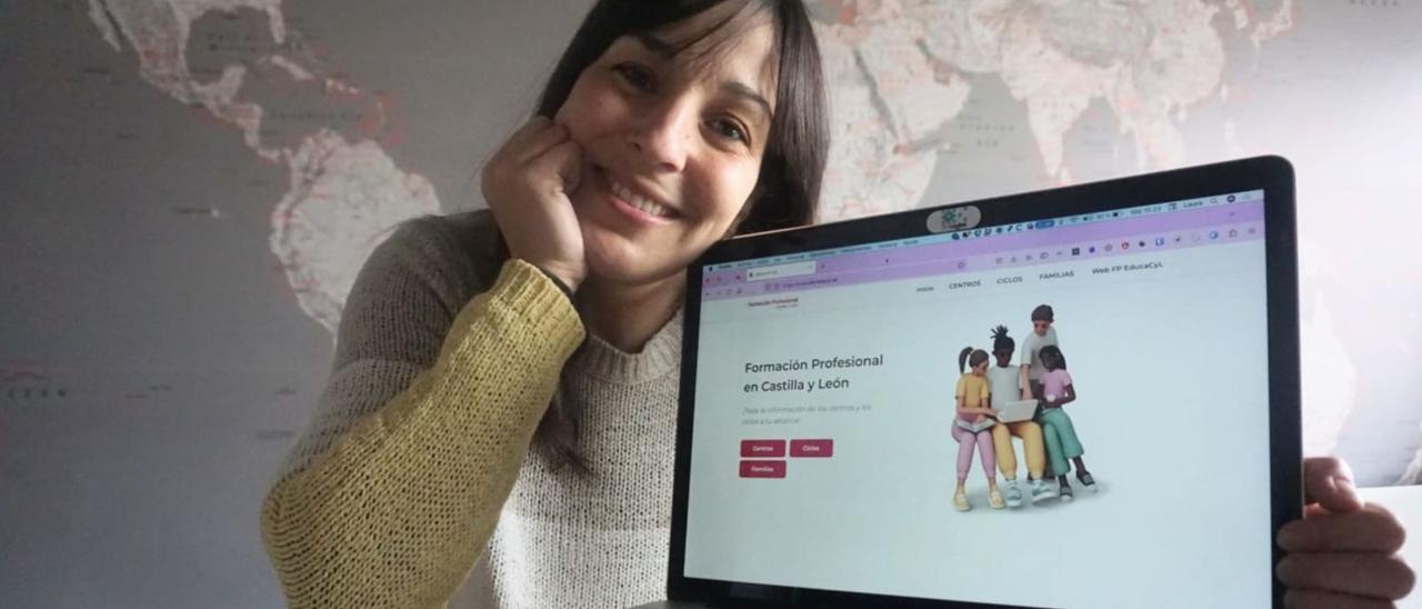 Laura Folgado Galache posa con la página web que ha creado y que le ha valido el primer premio del VI Concurso de Datos Abiertos en la categoría de Productos y Servicios. | Cedida