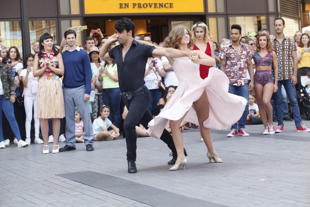 Los artistas del musical "Dirty dancing" hacen una exhibición en la calle en Gijón.