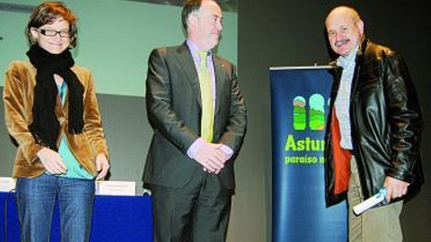 La directora general y el alcalde, con uno de los premiados.