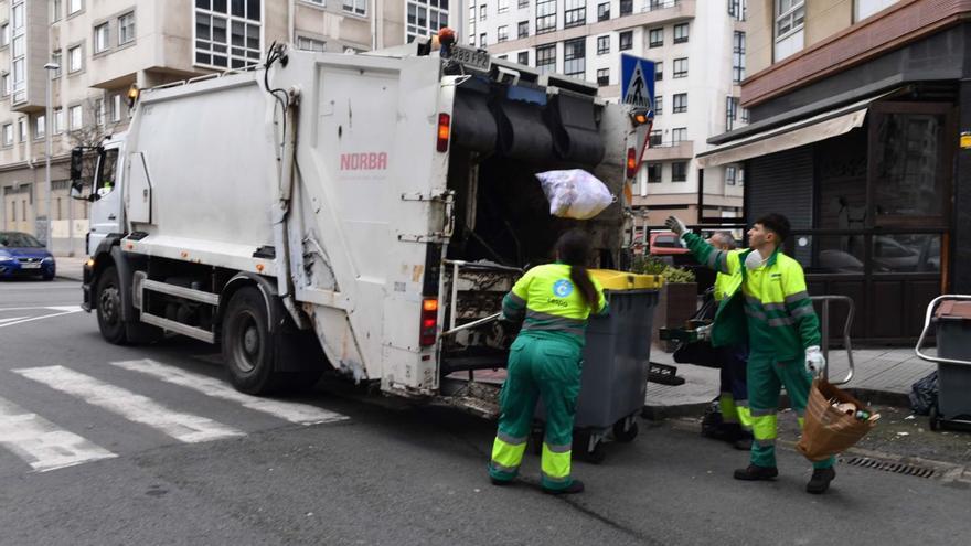 Operarios de la recogida de la basura, en una imagen del año pasado. |   // VÍCTOR ECHAVE