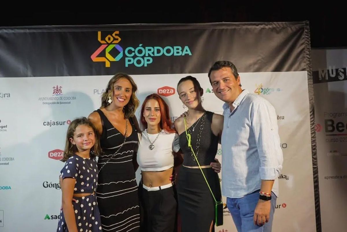 José María Bellido y su familia con la cantante Vicco en el concierto de Los 40, celebrado el verano pasado en Córdoba.