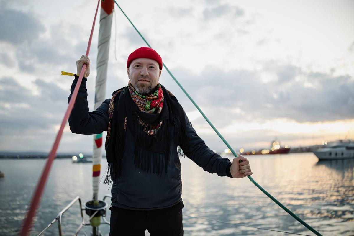 El activista ucraniano, Andryi Movtxan, posa en su barco atracado en el puerto de Augusta, Sicilia, donde la Global Sumud Flotilla ha hecho escala en su misión a la Franja de Gaza