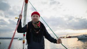 El activista ucraniano, Andryi Movtxan, posa en su barco atracado en el puerto de Augusta, Sicilia, donde la Global Sumud Flotilla ha hecho escala en su misión a la Franja de Gaza