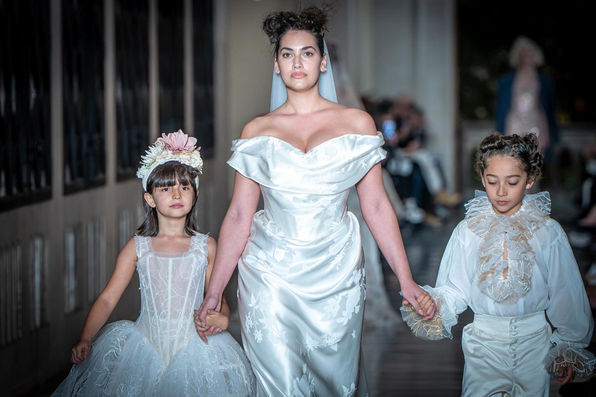 Barcelona Bridal Night: desfile nupcial de la firma Vivienne Westwood en el patio del edificio histórico de la Universitat de Barcelona