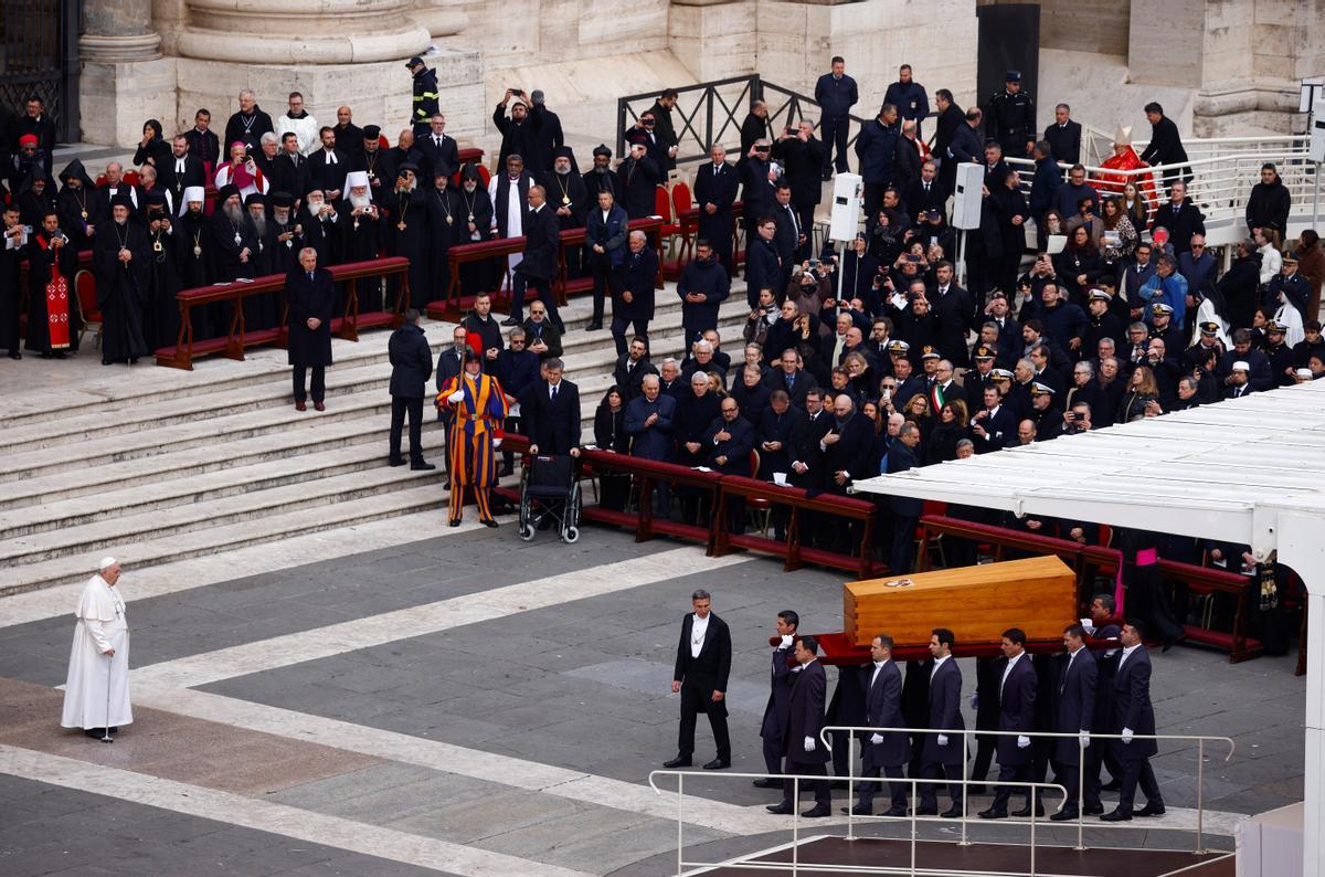 El Papa Francisco se encuentra mientras los portadores del féretro llevan el ataúd del ex Papa Benedicto durante su funeral, en la Plaza de San Pedro en el Vaticano.