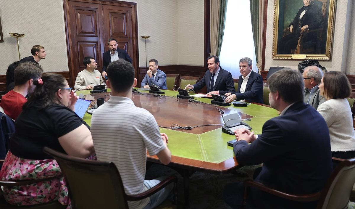 Una imagen de la reunión entre los usuarios de Rodalies y el ministro Óscar Puente