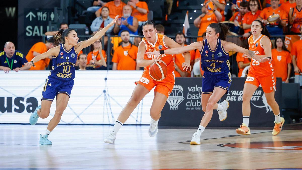 María Araújo y Marija Lekovic, en el partido ante el Fenerbahce.