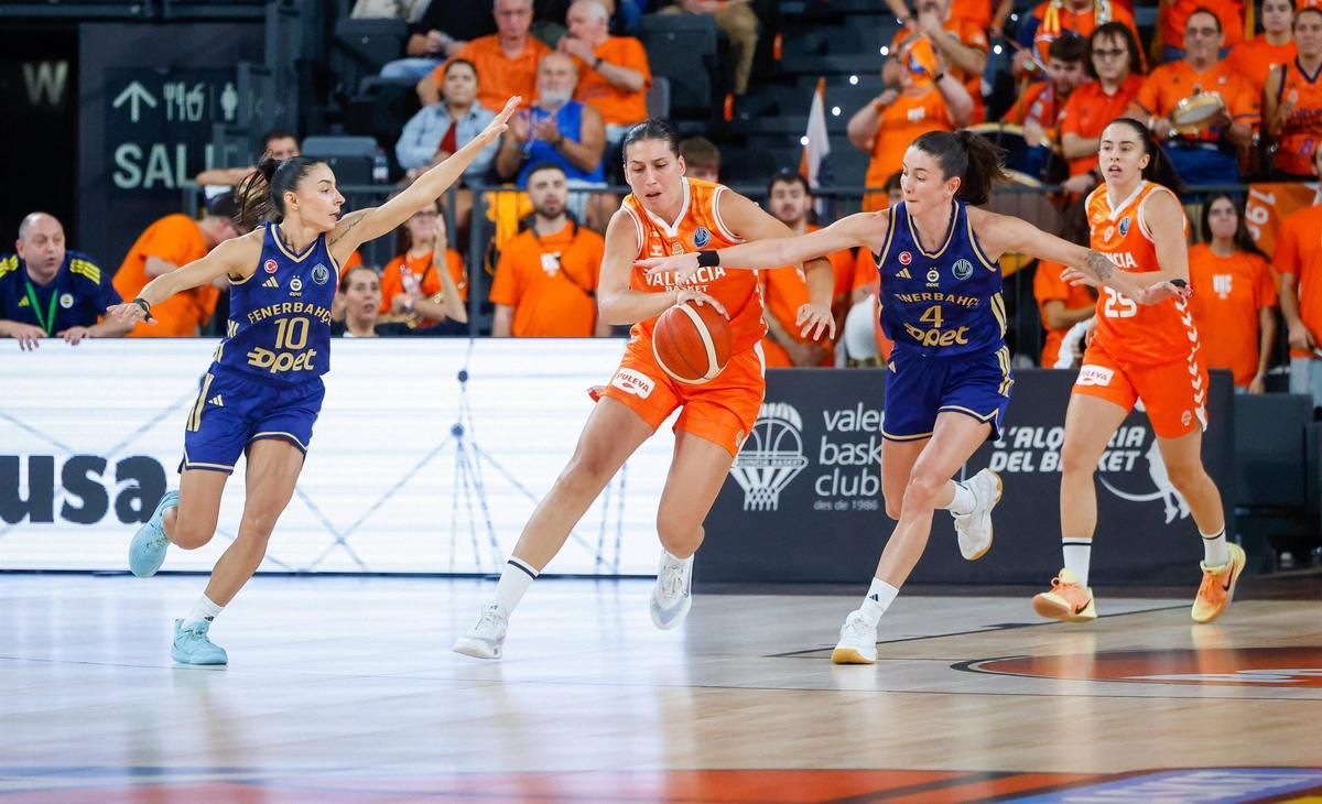 María Araújo y Marija Lekovic, en el partido ante el Fenerbahce.