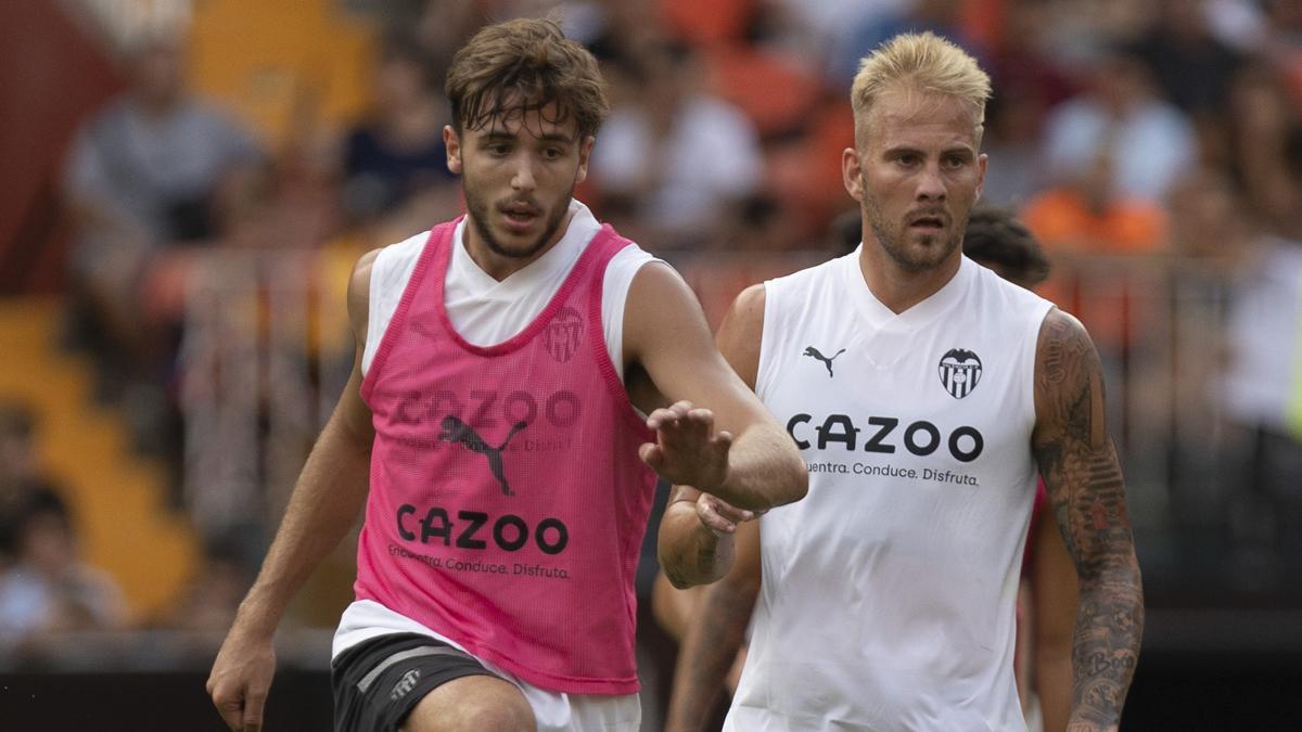 Nico González, con Racic, durante un entrenamiento en Mestalla