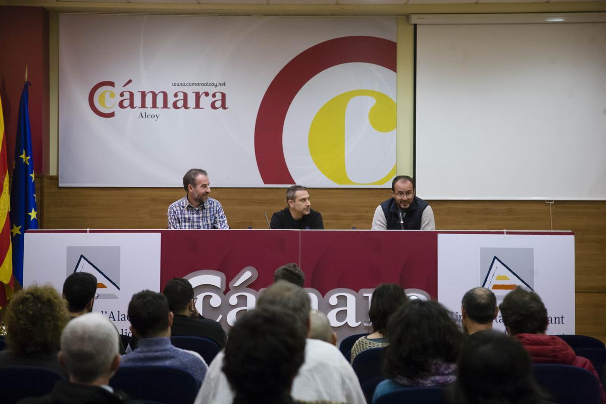 Un momento de la presentación del libro de Miquel Ramos en Alcoy.