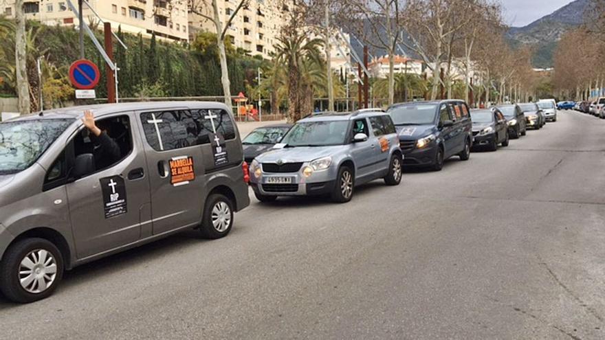 Comerciantes, durante una protesta para pedir al Ayuntamiento ayudas contra el Covid. | L. O.