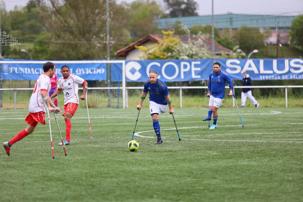 EN IMÁGENES: Así se juega al fútbol con una pierna menos y dos muletas EN IMÁGENES: Así se juega al fútbol con una pierna menos y dos muletas