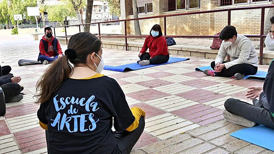 Un instante de los ensayos de danza-teatro que se realizaron en el colegio Mariano Benlliure. | MATÍAS SEGARRA