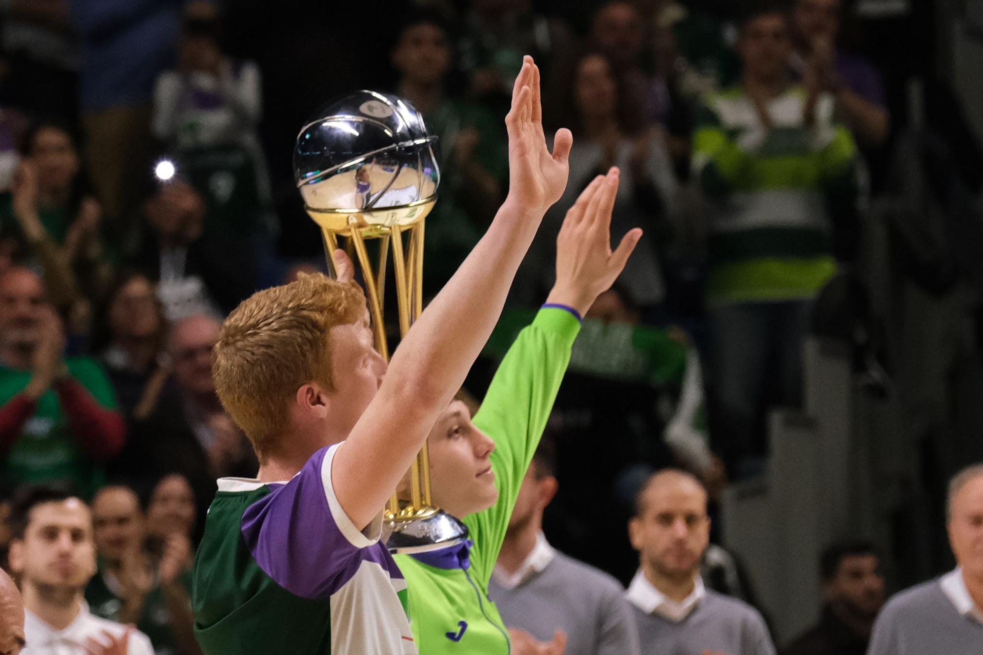 La afición celebra el título de Copa en la previa del Unicaja - Girona