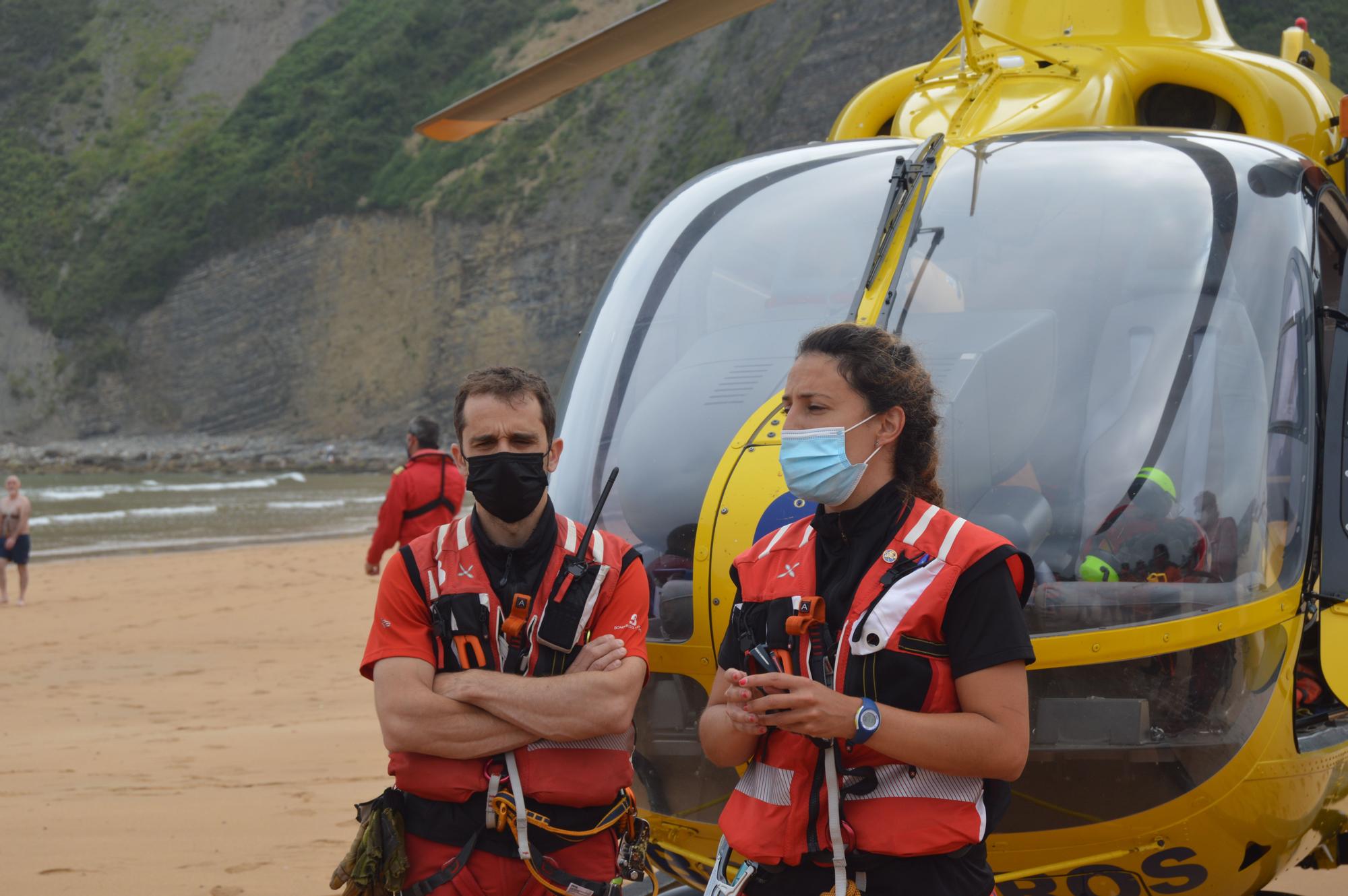 Así fue el simulacro de Salvamento en la playa de Rodiles