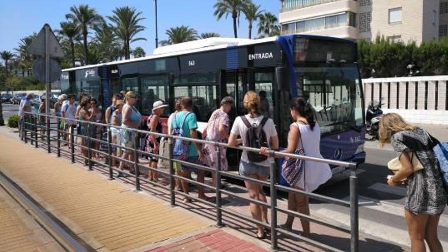 Los viajeros de la L31 que va a la playa de San Juan reclaman un mejor servicio