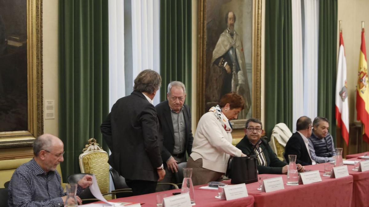 Aurelio Martín, en el centro de pie, charlando con un miembro del consejo, ayer, antes del inicio de la reunión sobre el Plan de Movilidad en el salón de recepciones del Ayuntamiento. | Marcos León